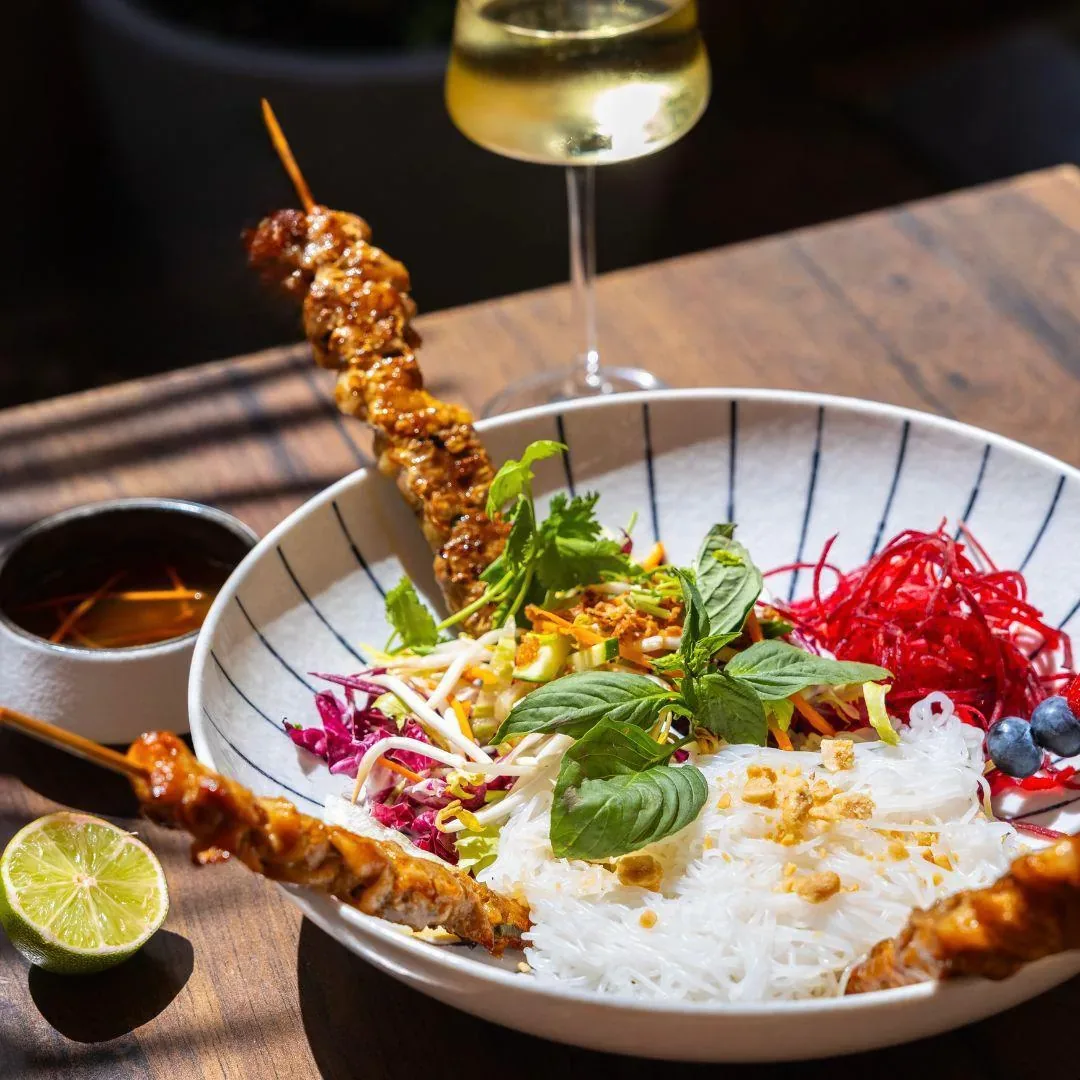Vietnamesische Reisnudel-Bowl mit gegrillten Spießen und frischen Kräutern