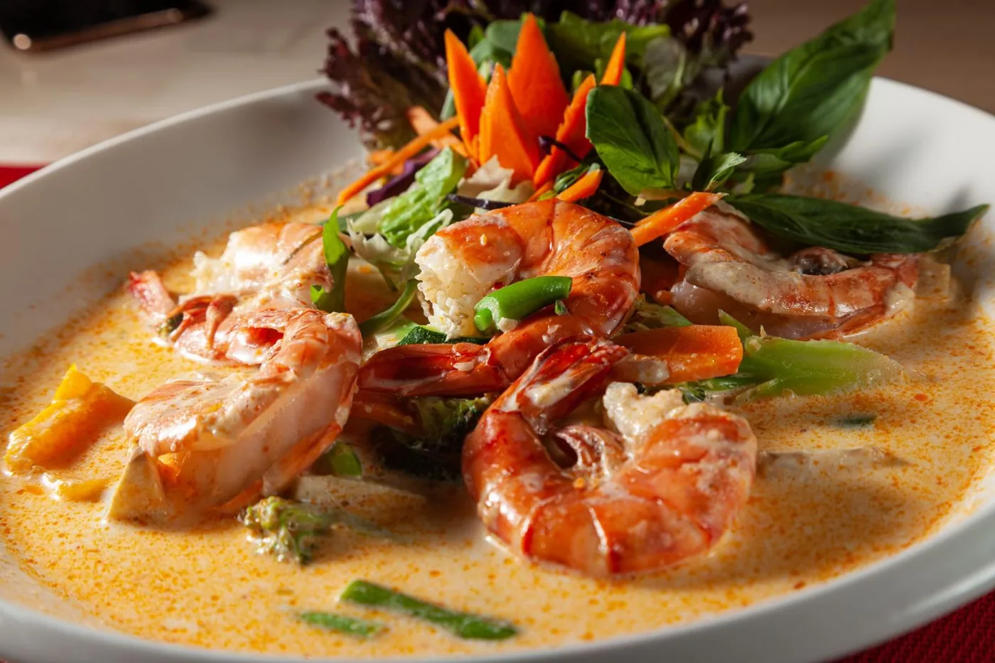 Garnelen in cremigem Kokos-Curry mit Gemüse und frischen Kräutern