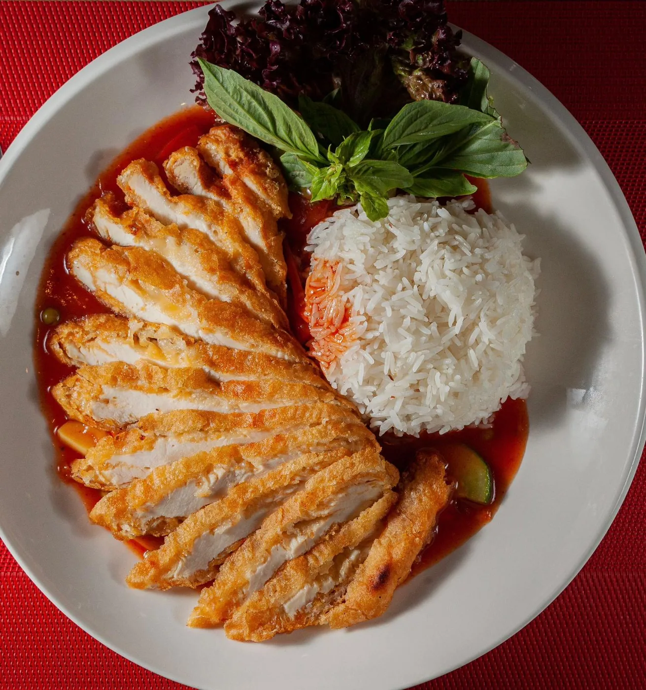 Knuspriges Hähnchen in süß-saurer Sauce mit Reis