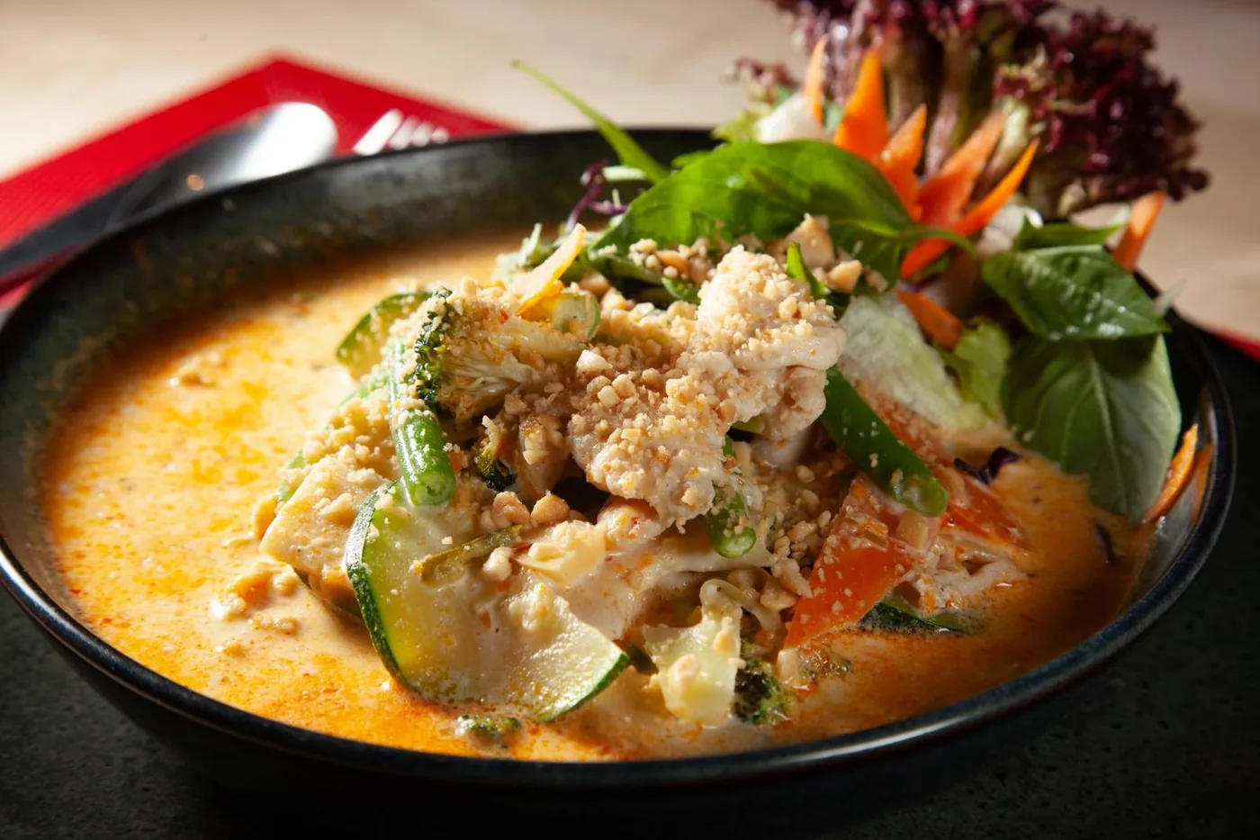 Rotes Thai-Curry mit Gemüse und Erdnüssen